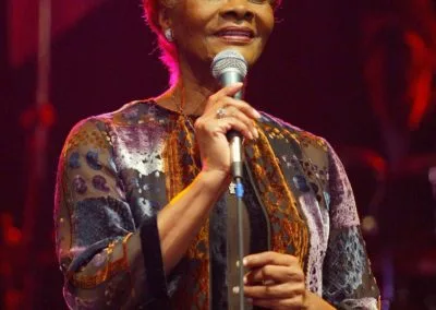 Dionne Warwick se presentó en el Hotel Conrad
